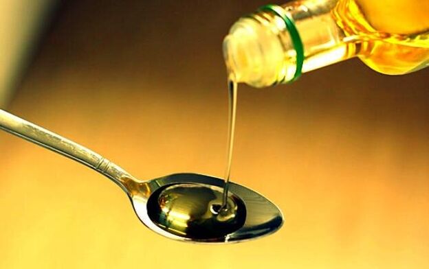 Cleansing the child's body of worms with castor or linseed oil